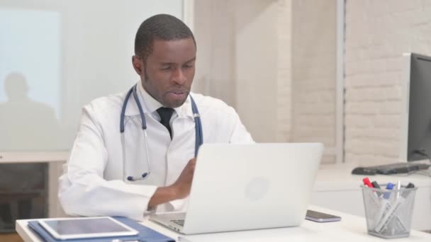 Μιλώντας Αφρικανός Γιατρός Κάνει Συμβουλές Βίντεο Στο Νοσοκομείο — Αρχείο Βίντεο