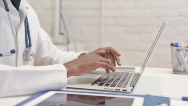 Zbliżenie Afryki Lekarz Ręce Wpisując Laptopie — Wideo stockowe
