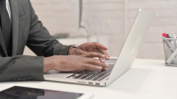 Close African Businessman Typing Laptop — Stok Video
