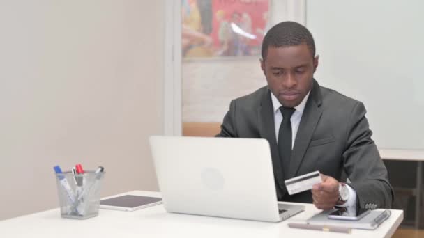 Африканський Бізнесмен Помилкою Онлайн Платежів Ноутбуці — стокове відео