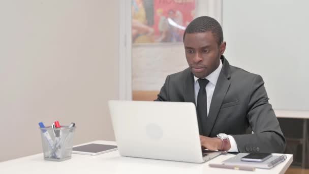 African Businessman Zamykanie Laptopa Wychodzenia Biura — Wideo stockowe
