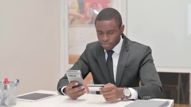Afrikanischer Geschäftsmann Verärgert Über Zahlungsausfall Internet — Stockvideo