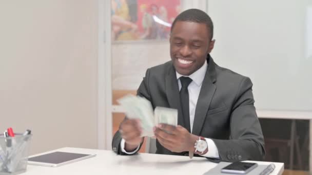 Glücklicher Afrikanischer Geschäftsmann Der Amt Geld Zählt — Stockvideo