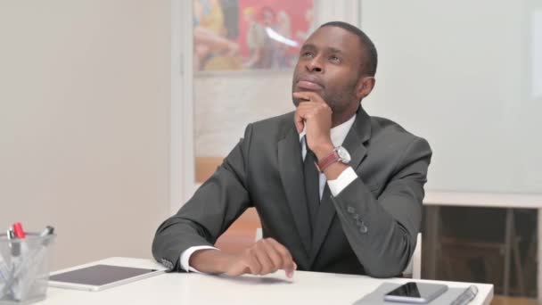 Pensive African Businessman Siedzi Biurze — Wideo stockowe