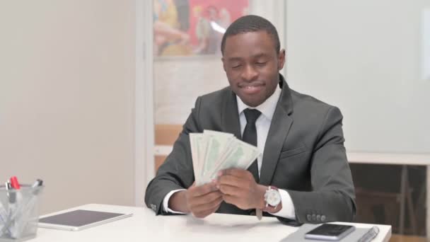 Emocionado Empresario Africano Disfrutando Del Dinero Mano — Vídeos de Stock