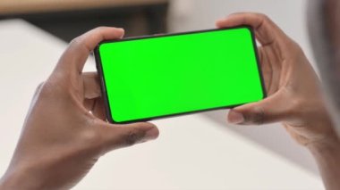 Kroma Anahtarlı Afrikalı Adam Yatay Akıllı Telefonu Yaklaştır