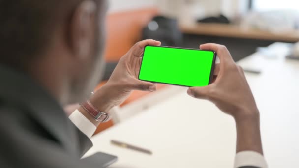 Sosteniendo Smartphone Horizontal Con Pantalla Verde — Vídeos de Stock