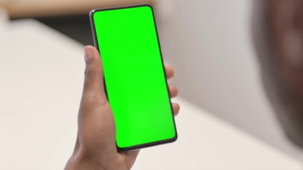 Close African Man Using Smartphone Green Screen — Vídeo de stock