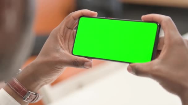 Närbild Man Holding Horisontell Smartphone Med Grön Skärm — Stockvideo