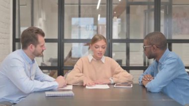 Çok Etnik Takım Arkadaşlarıyla Tartışan Kızgın Kadın