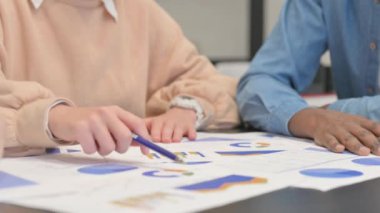 Belgeler Üzerinde Çalışan İş Adamlarının Kapanışı