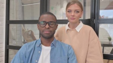 Başparmağıyla Çoklu Etnik Takım Arkadaşlarının Portresi