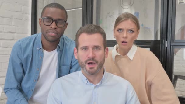 Portrét Multietnických Spoluhráčů Reagujících Selhání Kanceláři — Stock video