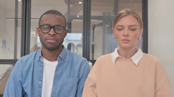 Porträtt Interracial Couple Reaction Failure Office — Stockvideo