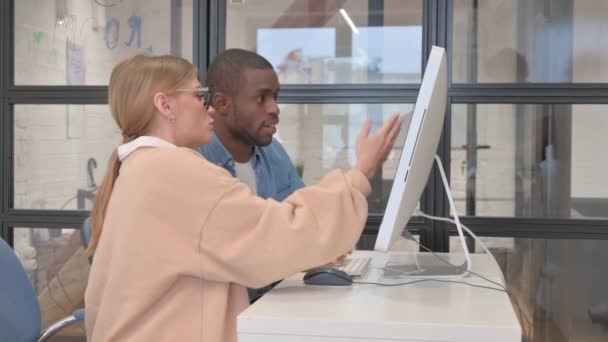 Ofiste Bilgisayarda Çalışan Karışık Irk Nsanları — Stok video