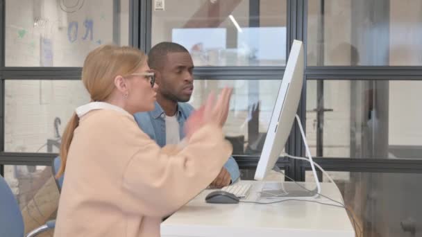 Bilgisayar Üzerinde Çalışırken Tartışılan Çoklu Etnik Nsanlar — Stok video