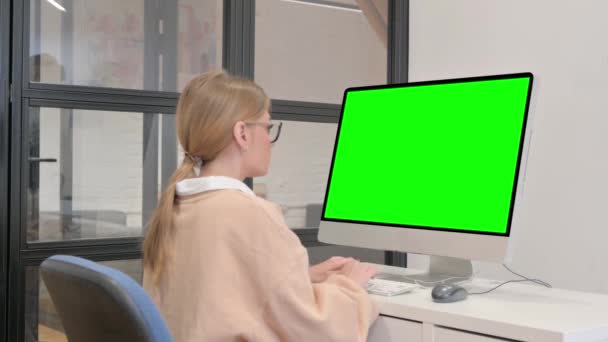 Młoda Kobieta Korzystająca Pulpitu Zielonym Ekranem — Wideo stockowe