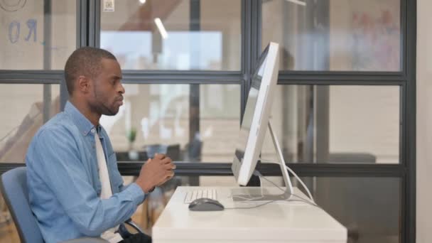 Afrikanischer Geschäftsmann Schockiert Über Verlust Auf Schreibtisch Büro — Stockvideo