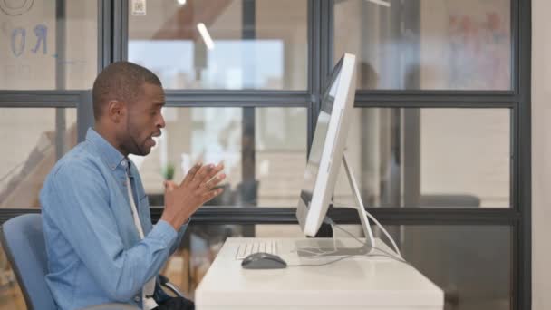 Afričtí Podnikatelé Kteří Dělají Online Video Chat Ploše Kanceláři — Stock video