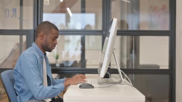 Африканский Человек Покидает Офис После Работы Компьютером — стоковое видео