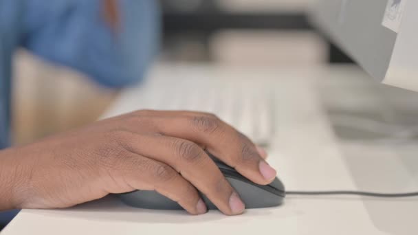 Tutup Dari Manusia Afrika Menggunakan Mouse Komputer — Stok Video