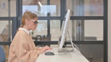 Masaüstünde Kayıp Genç Kadın Şok Oldu