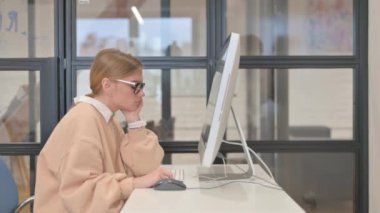 Ofiste Uyuyan Yorgun Genç Kadın