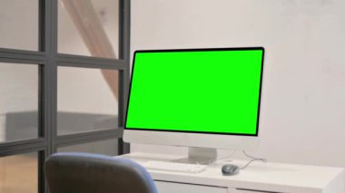 Ofiste Yeşil Ekranlı Masaüstü Bilgisayarı