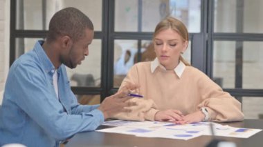 Çok Etnik İnsanlar İş Raporunu Tartışıyor