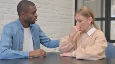 Afrikalı Adam Ağlayan Üzgün Kadını Birleştirdi