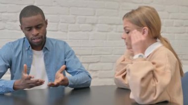 Kızgın Kadın Afrikalı Adamla Tartışıyor
