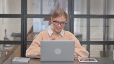 Ofiste Video Sohbeti Yapan Genç Kadın