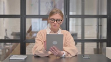 Genç kadın ofiste dijital tablet kullanma