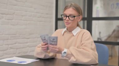 Ofiste Para Sayan Genç Kadın