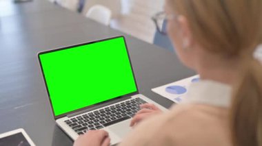 Yeşil ekranlı laptop kullanan kadın