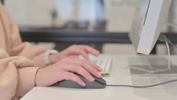 Bilgisayar Faresi Kullanan Kadının Kapanışı — Stok video