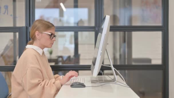 Bilgisayarda Çalıştıktan Sonra Ofisten Çıkan Kadın — Stok video