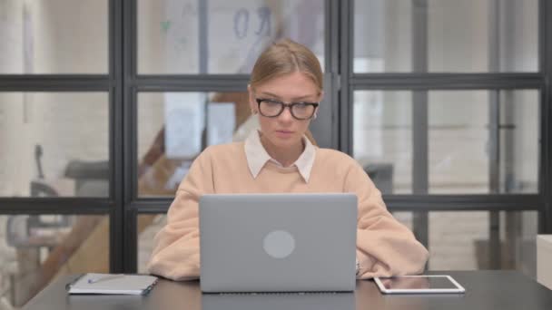 Jovem Mulher Trabalhando Laptop Escritório — Vídeo de Stock