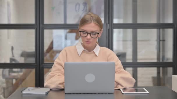 Ofiste Sırt Ağrısı Olan Genç Kadın — Stok video