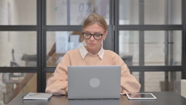 Kašel Mladá Žena Pomocí Notebooku Kanceláři — Stock video