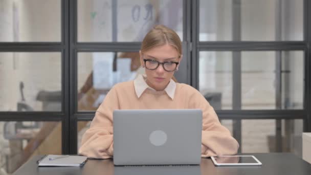 Femeia Tânără Încântată Sărbătorește Succesul Laptop Birou — Videoclip de stoc