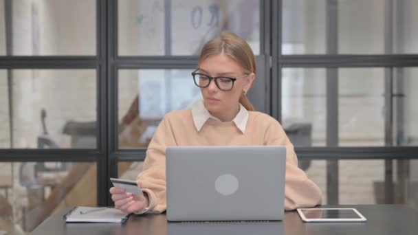 Молода Жінка Купує Онлайн Ноутбуці Офісі — стокове відео