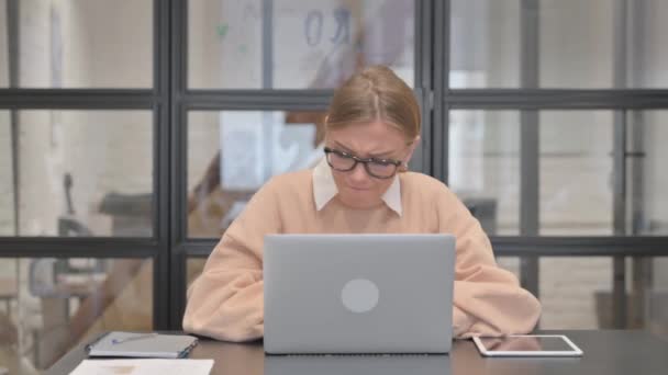 Rozzlobený Mladá Žena Pocit Frustrovaný Při Práci Notebooku — Stock video