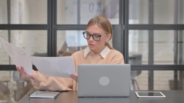 書類やノートパソコンで働く若い女性 — ストック動画