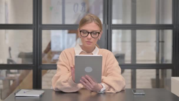 Młoda Kobieta Pomocą Cyfrowego Tabletu Biurze — Wideo stockowe