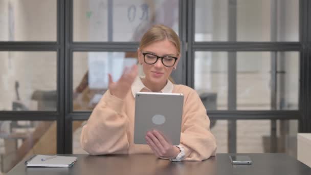Ofiste Tablet Video Sohbeti Yapan Genç Kadın — Stok video