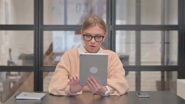 Νεαρή Γυναίκα Γιορτάζει Την Επιτυχία Στο Tablet Στο Γραφείο — Αρχείο Βίντεο
