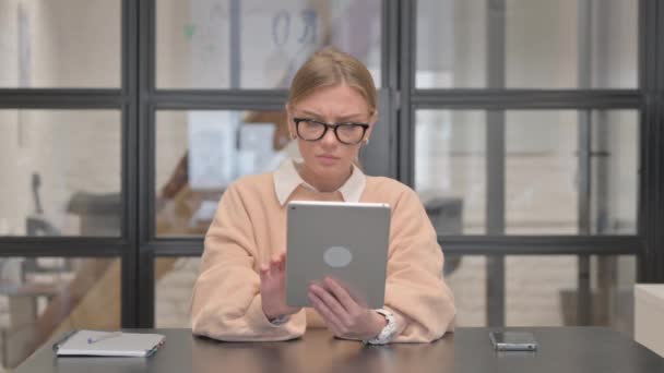 Ofiste Tablette Kaybolan Genç Kadın — Stok video