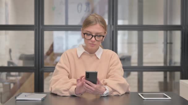Młoda Kobieta Przeglądanie Internetu Telefonie Biurze — Wideo stockowe