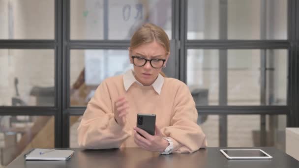 Jonge Vrouw Geschokt Door Verlies Telefoon Office — Stockvideo